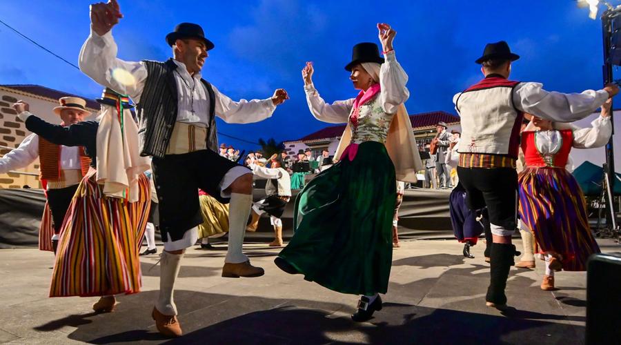 Día de Canarias: qué se celebra el 30 de mayo y cómo se vive en las islas Surfing Colors Corralejo Día de Canarias: qué se celebra el 30 de mayo y cómo se vive en las islas Surfing Colors Corralejo